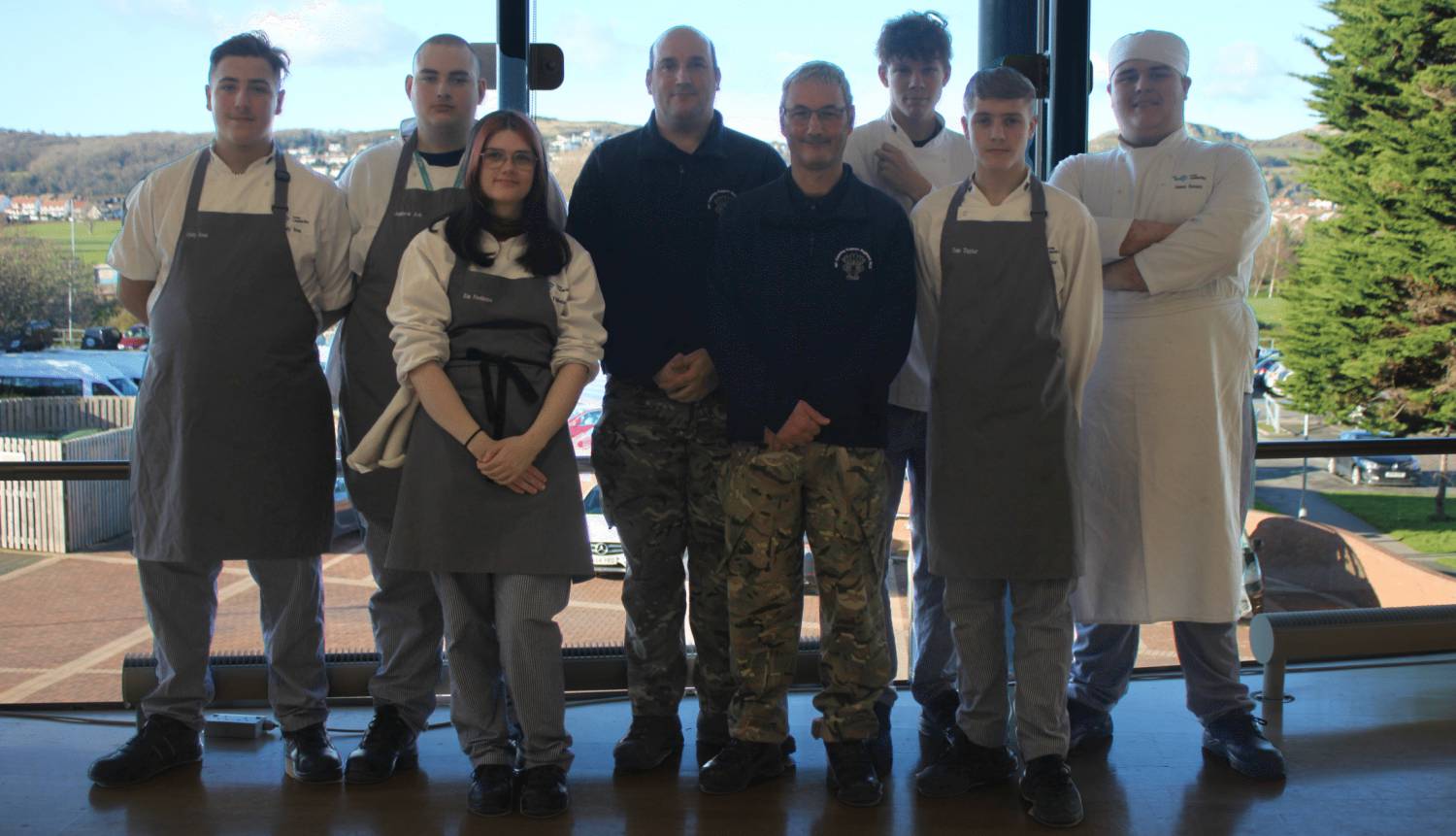 Cody Rees, Andrew Ash, Kim Protheroe, Jamie Budgen, Tom Taylor a Jamie Heaney gyda’r Is-gorporal Barry Sharp a’r Sarjant Jay Bartlett