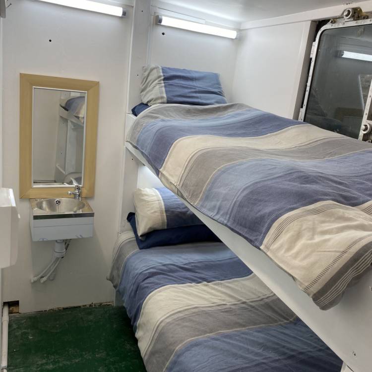 Cabanau ar gyfer staff meddygol ar yr Island Reach