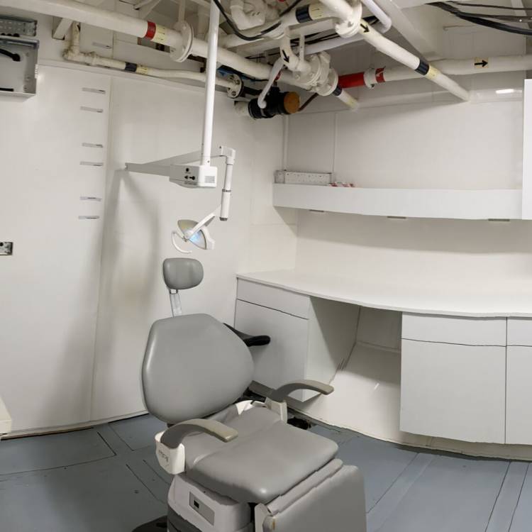 Yr uned ddeintyddol ar yr Island Reach