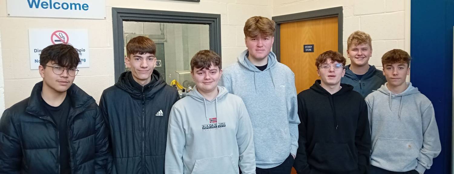 Myfyrwyr peirianneg Coleg Meirion-Dwyfor Jack Thomas, Jac Fisher, Jac Roberts, Celt Thomas, Osian Evans, Evan Brady a Morus Jones