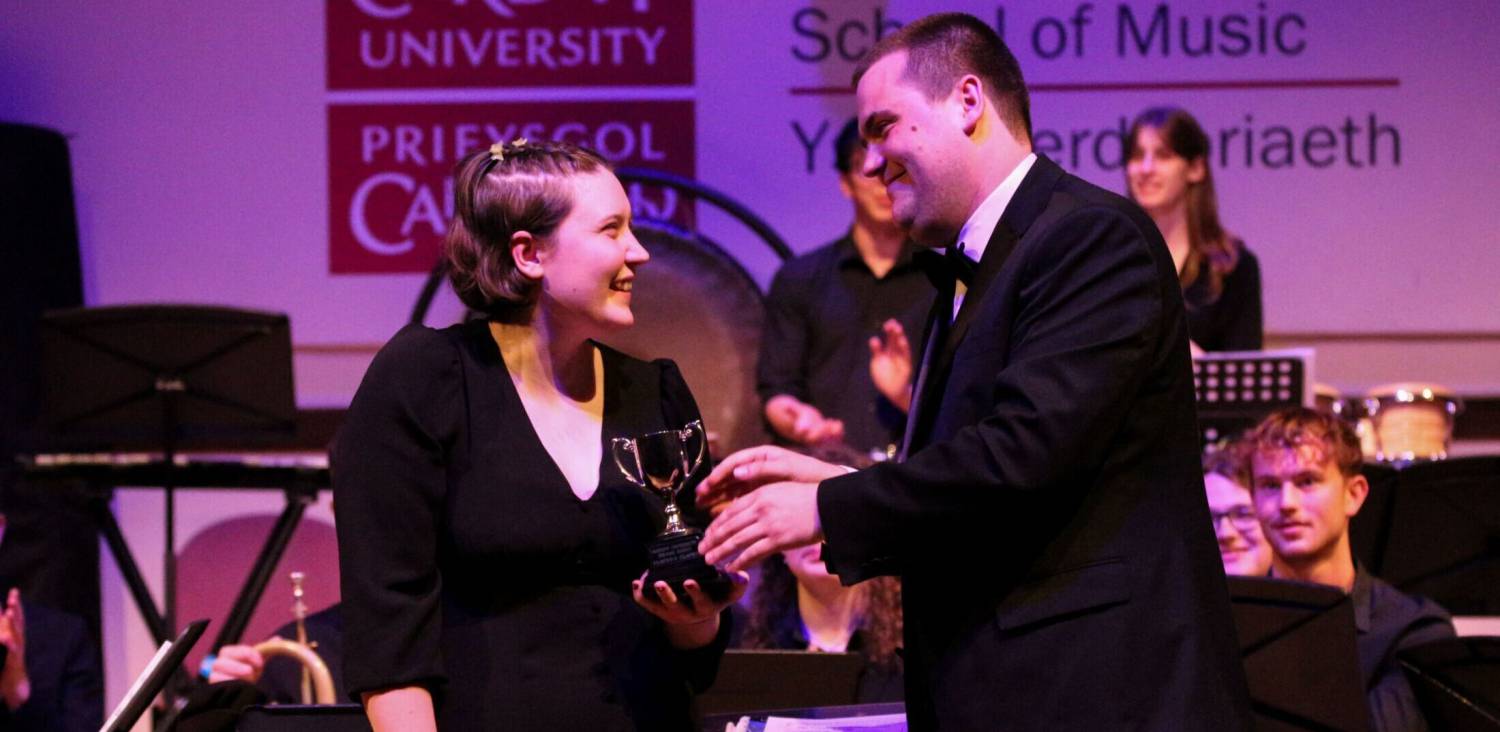 Molly Stubbs-Davies yn cael gwobr aelod Band Pres Prifysgol Caerdydd y flwyddyn