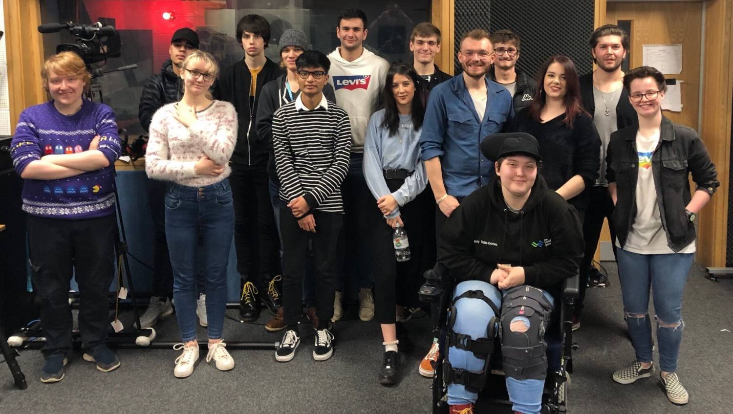 Molly Stubbs-Davies gyda chyd-fyfyrwyr mewn stiwdio gerdd yng Ngholeg Llandrillo