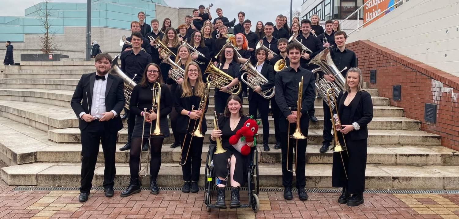 Molly Stubbs-Davies gyda Band Pres Prifysgol Caerdydd