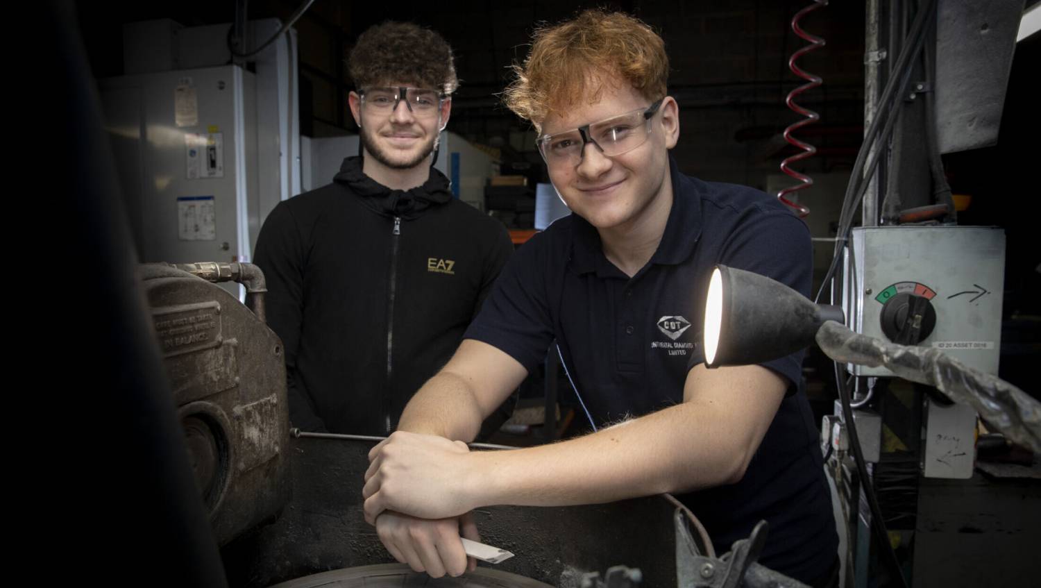 Rhys Butler a Corey Jones yn Continental Diamond Tool ym Mae Cinmel