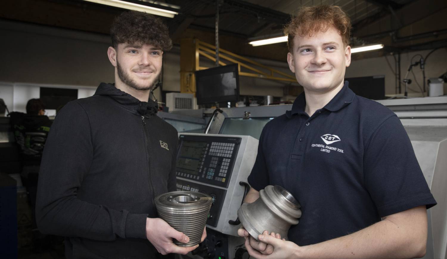 Rhys Butler a Corey Jones yn Continental Diamond Tool ym Mae Cinmel