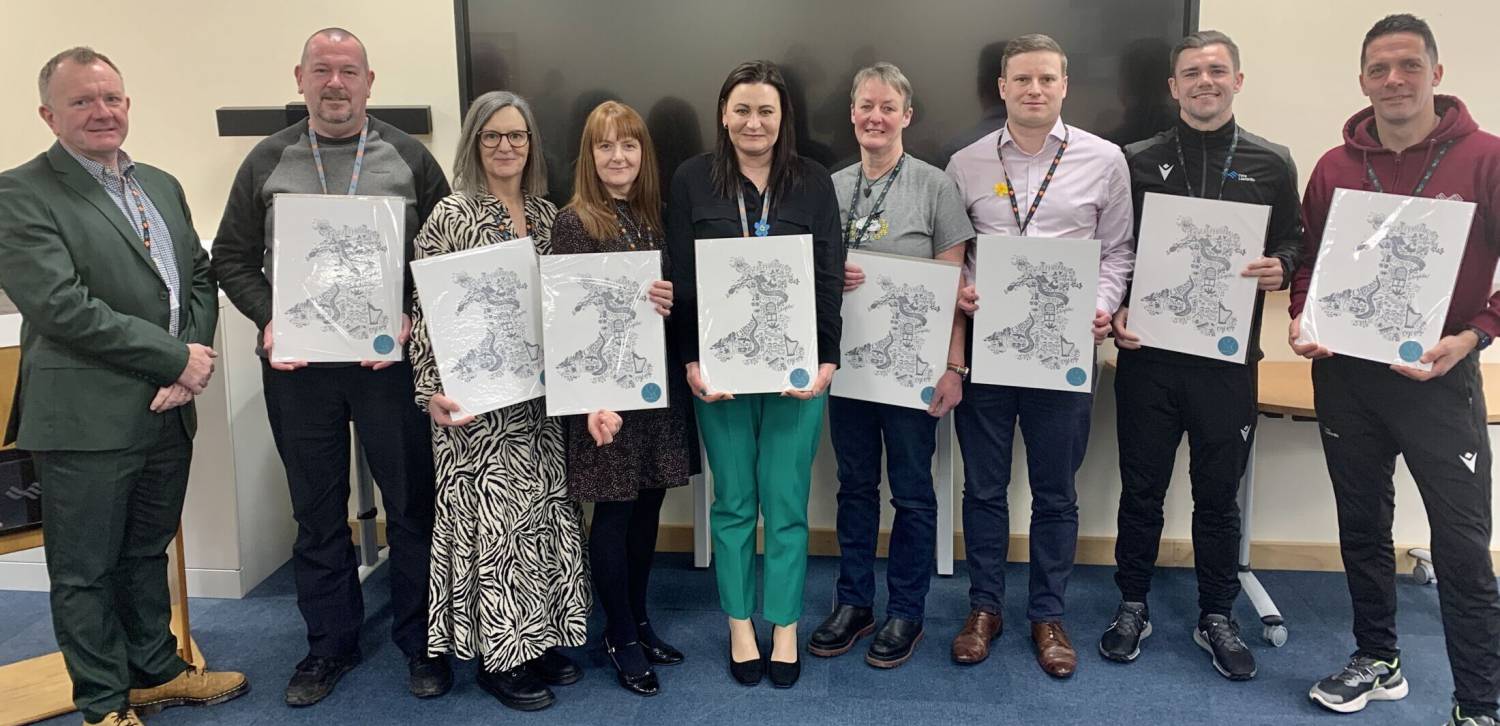 Aled Jones-Griffith gydag enillwyr Gwobrau Cymraeg Grŵp Llandrillo Menai 2023/24