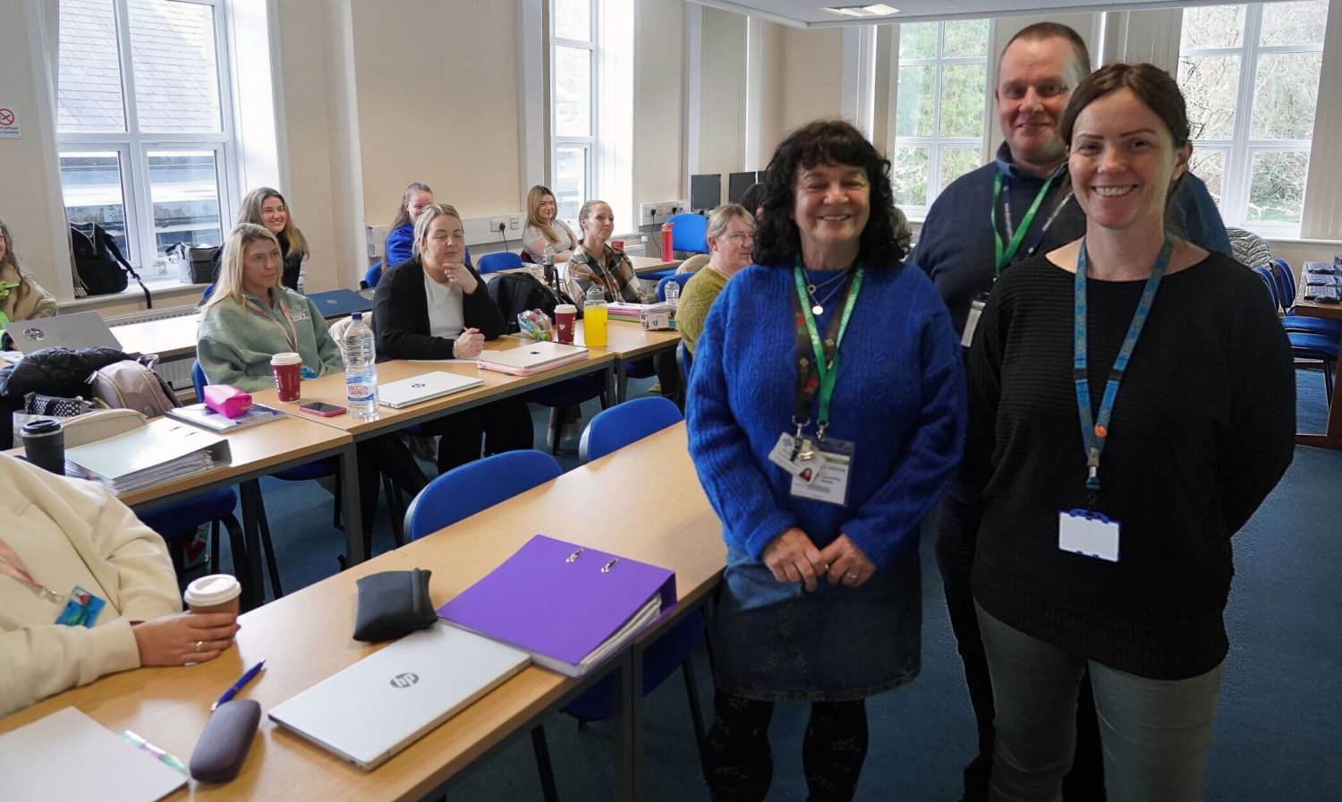 Bernie Fahy, Gareth Edwards a Megan Smith gyda myfyrwyr ar gampws Coleg Meirion-Dwyfor yn Nolgellau ⁠