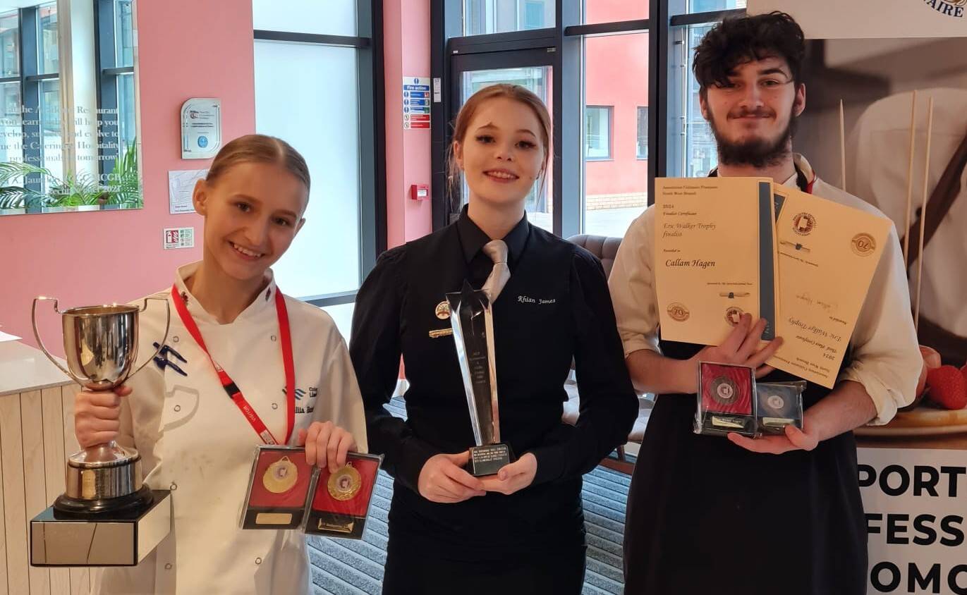 Yuliia Batrak, Rhian James a Callum Hagan gyda'u tlysau a'u medalau o gystadlaethau Cogydd Commis y Flwyddyn y Gogledd Orllewin ACF