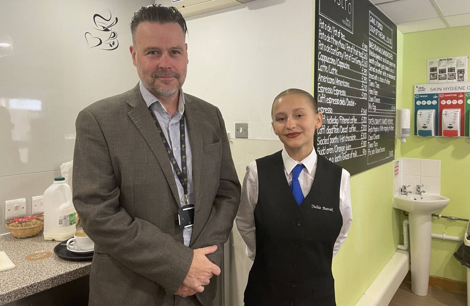 Lawrence Wood, Pennaeth Coleg Llandrillo, a myfyriwr Yuliia Batrak