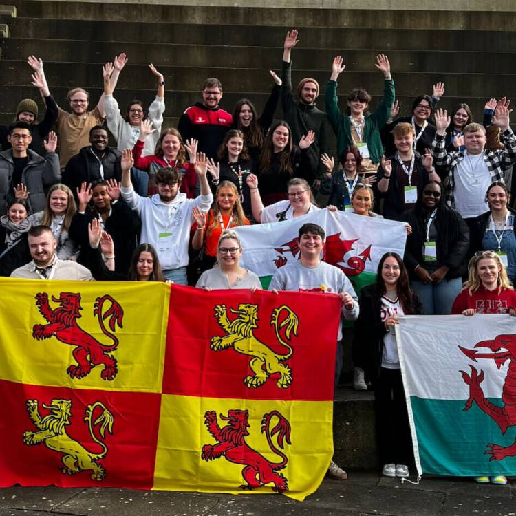 Y cyn-fyfyriwr o Goleg Meirion-Dwyfor, Deio Owen, gyda chynrychiolwyr eraill yng Nghynhadledd flynyddol UCM Cymru ym Mhrifysgol Aberystwyth