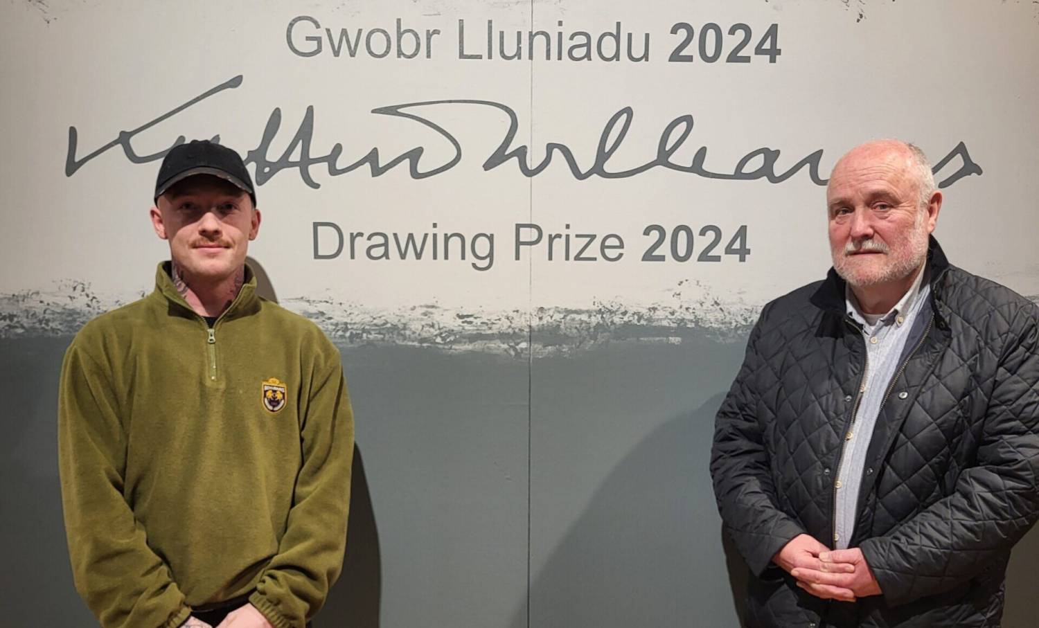 Enillydd gwobr Kyffin Williams i fyfyrwyr, Joshua Griffith, ac enillydd y brif wobr, Ian Fisher