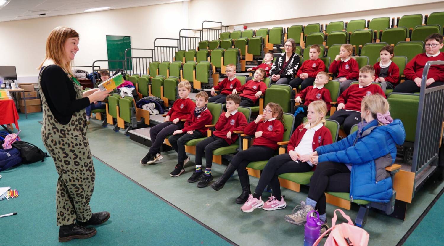 Casia Wiliam yn darllen ei llyfr ⁠Sara Mai ac Antur y Fferm i blant ysgol ar gampws Glynllifon ⁠