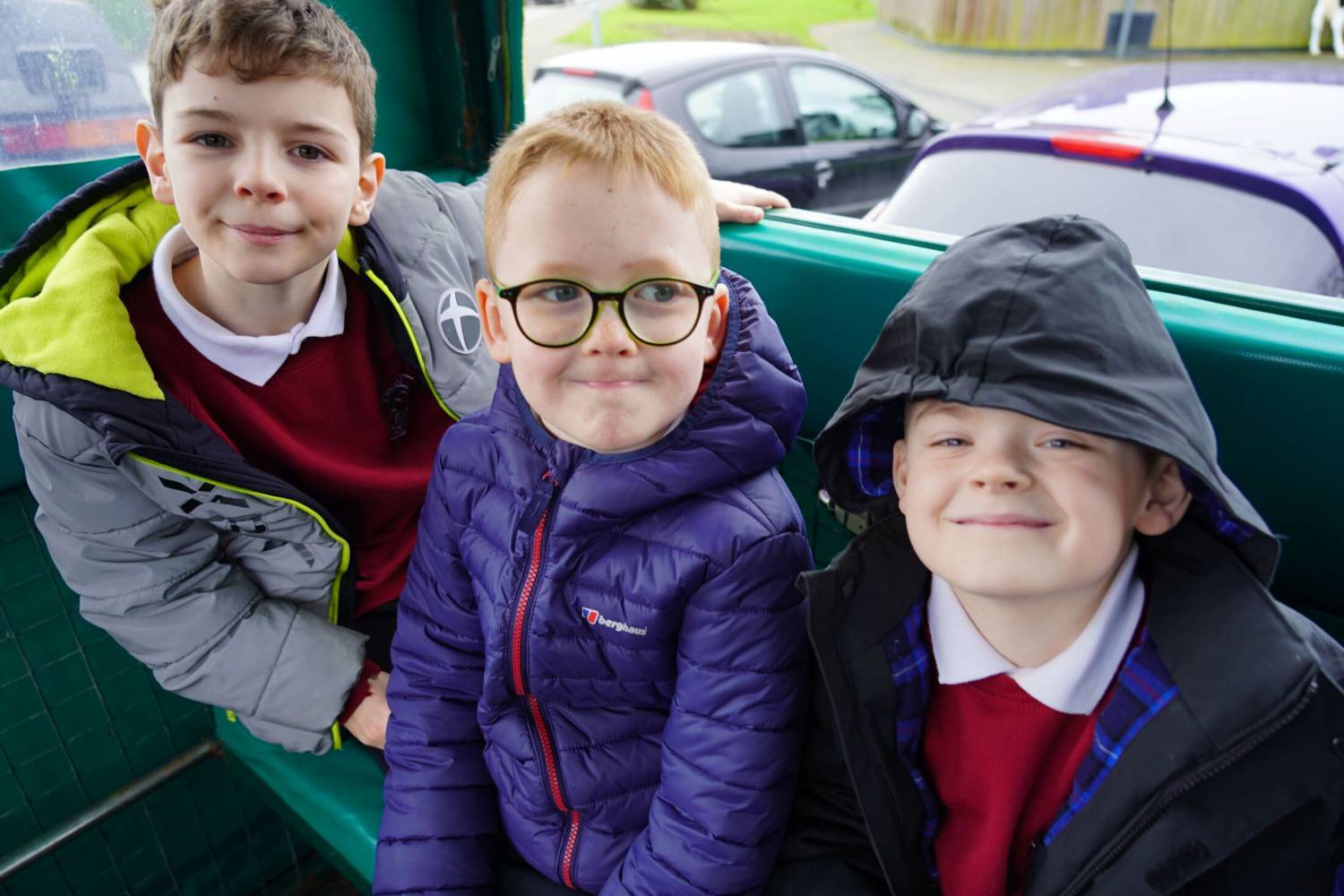 Plant ysgol ar gampws Glynllifon