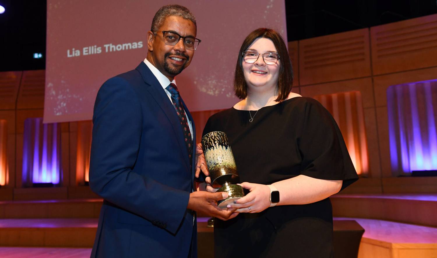 Lia Thomas being presented with the St David Award for a Young Person by First Minister Vaughan Gething