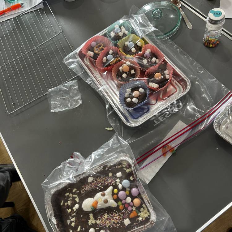 Cacennau wedi'u gwneud fel rhan o sesiwn Lluosi