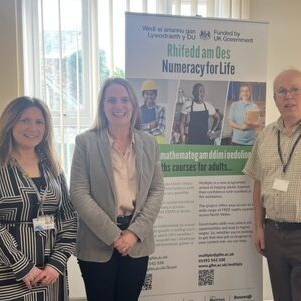 Alaw Jones, Cydlynydd Ymgysylltu Prosiect Lluosi, Virginia Crosbie AS Ynys Môn a’r tiwtor David Gosling