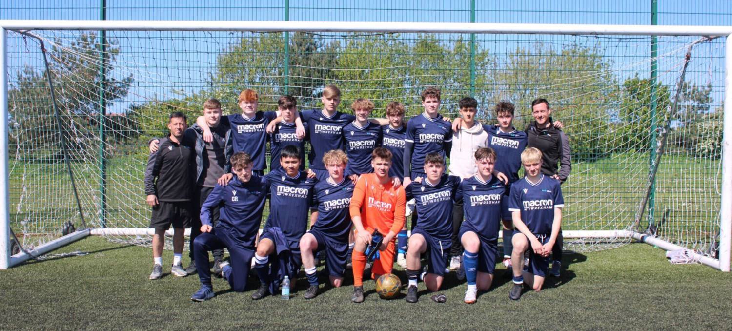 Tîm Academi Pêl-droed Coleg Llandrillo ar ôl ennill y gynghrair