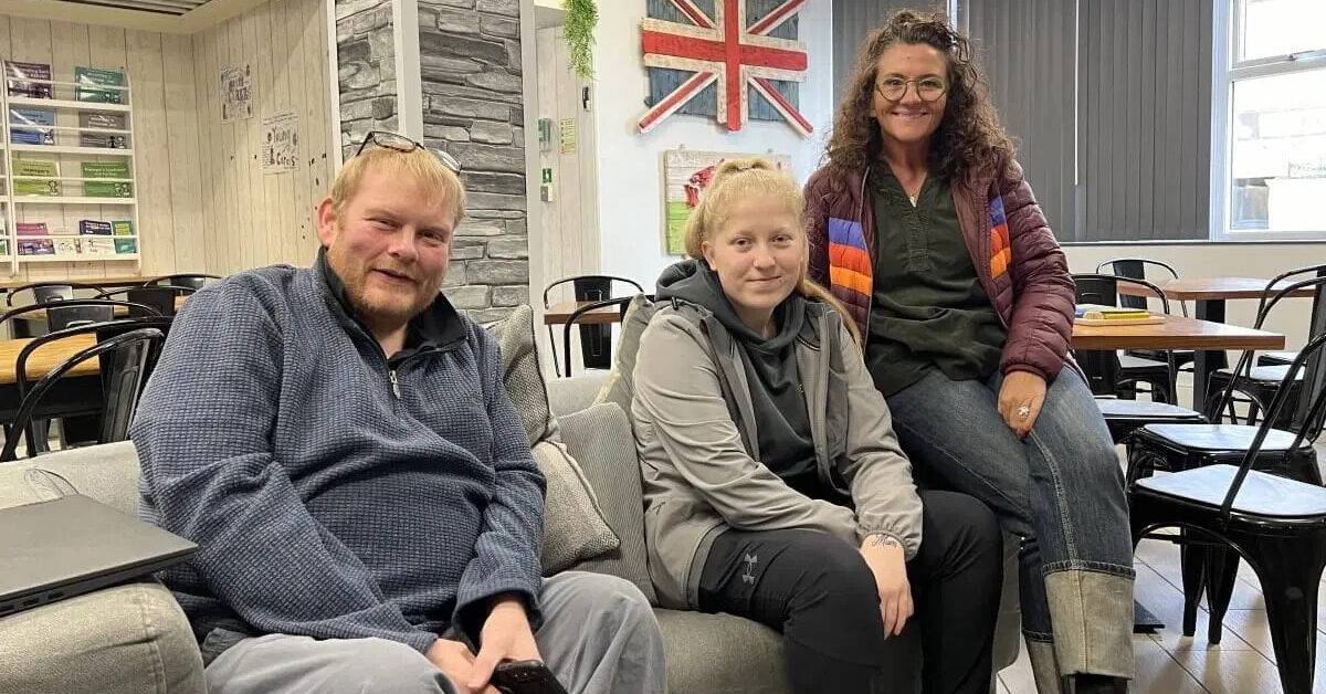 Shane Owen, Prif Weithredwr Dyfodol Disglair, Ellie Wilkinson a Rebecca Neumark, Prif Swyddog Gweithredol Sefydliad Neumark