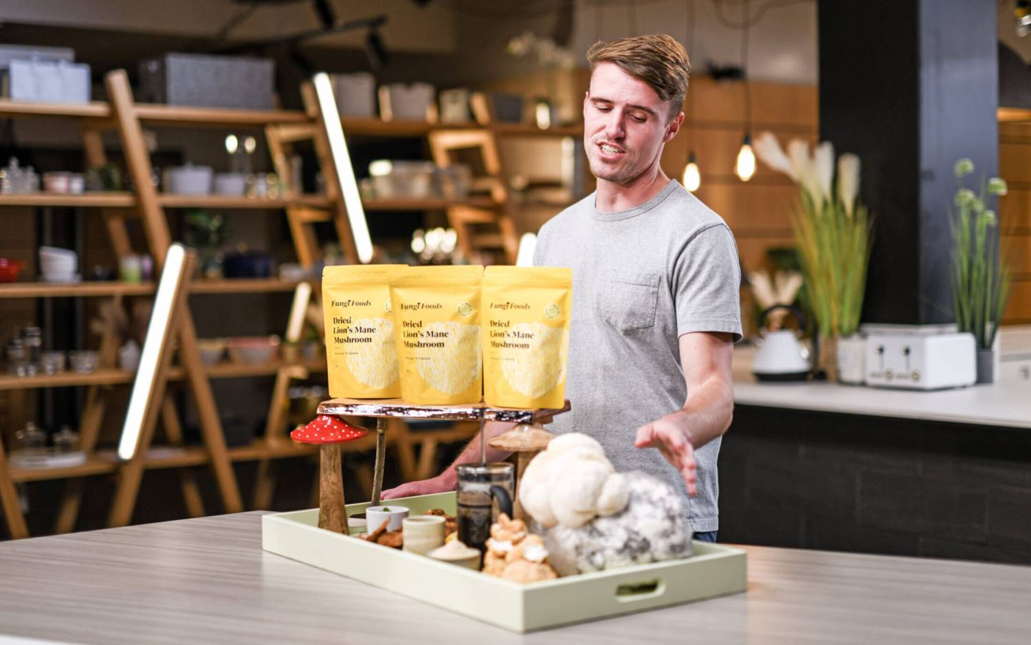 Gareth Griffith-Swain ar 'Aldi's Next Big Thing' gyda'i gynnyrch, Fungi Foods, Madarch Pigau Barfog wedi'u Sychu