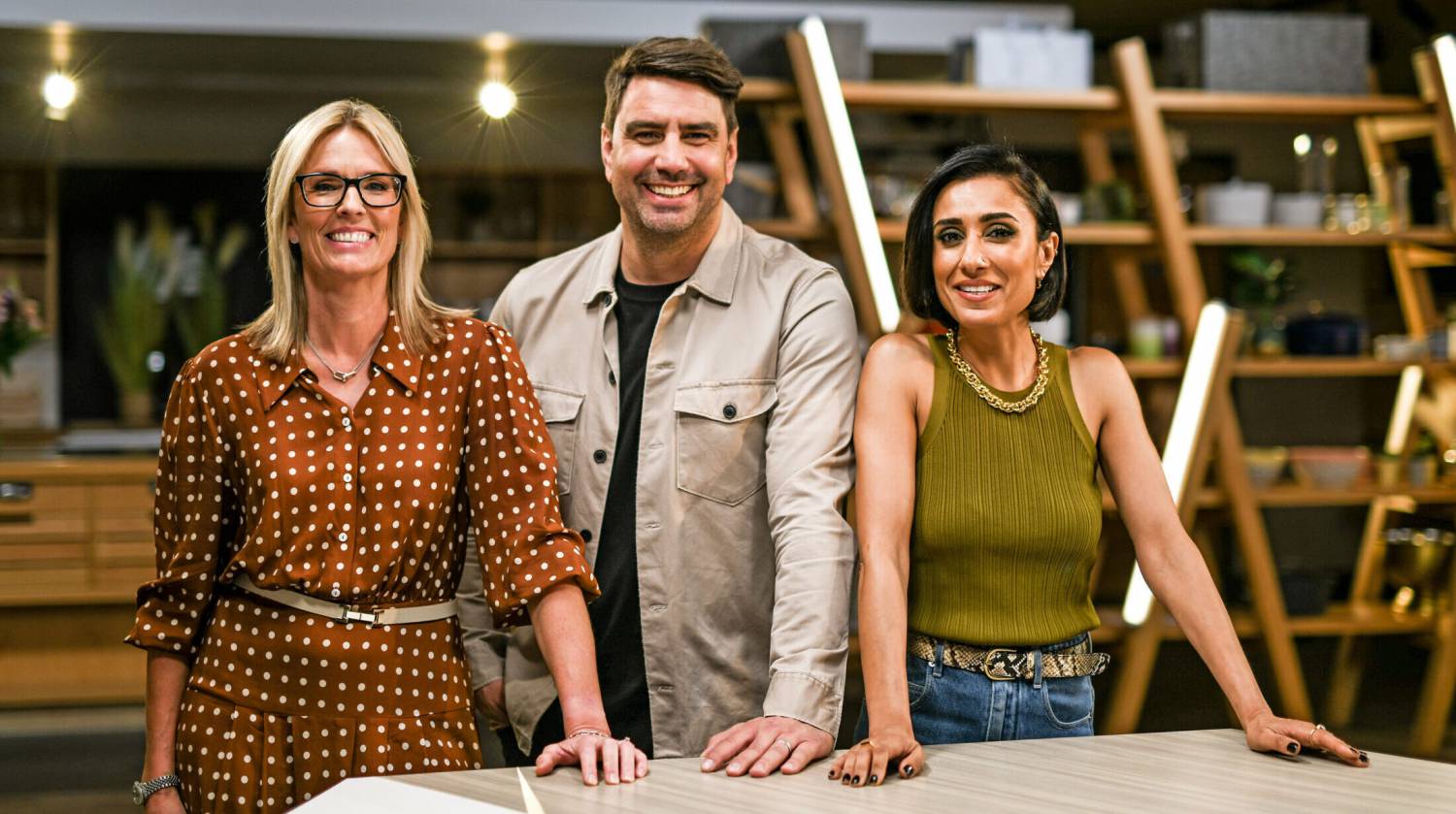 Julie Ashfield, Rheolwr Gyfarwyddwr Prynu yn Aldi UK, gyda chyflwynwyr ‘Aldi’s Next Big Thing’ Chris Bavin ac Anita Rani