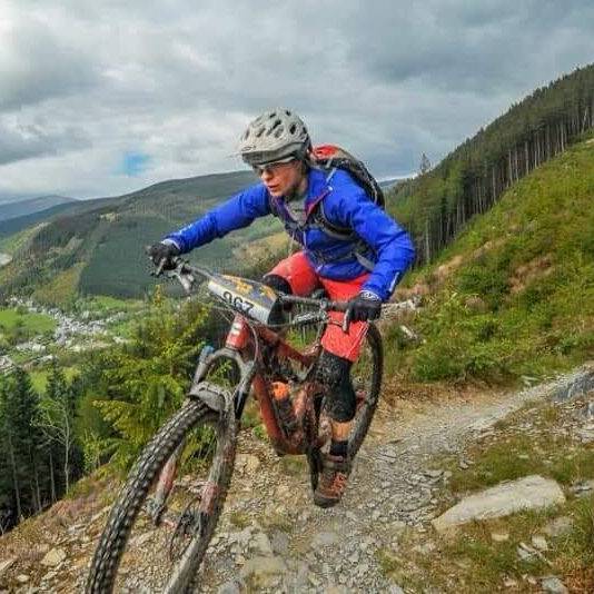 Alwen Williams yn beicio mynydd