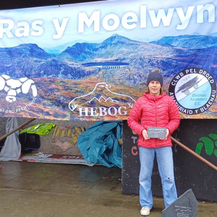 Alwen Williams gyda'i gwobr am fod y ferch gyntaf i orffen Ras y Moelwyn