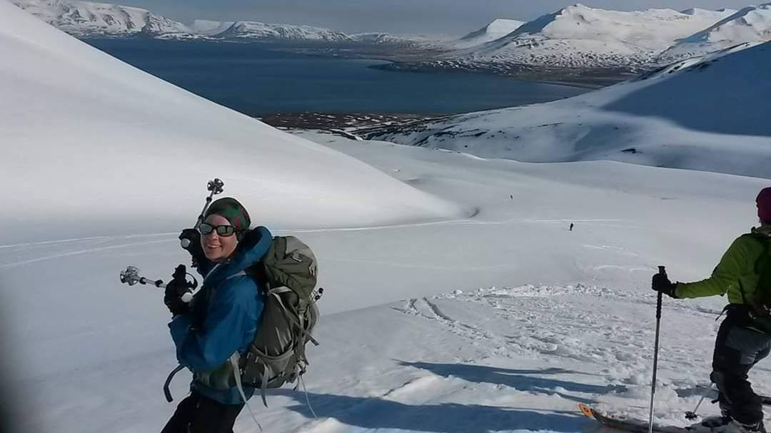 Alwen Williams yn sgïo