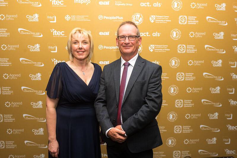 Bethan McCrohan a Martin Noble o cwmni Babcock