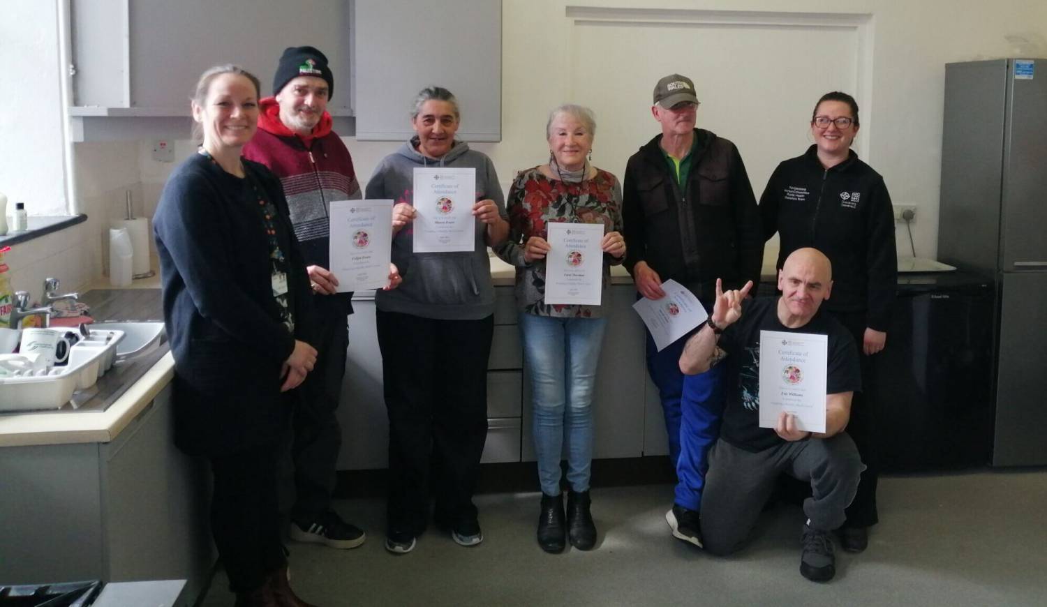 Y cyfranogwyr ar y cwrs ‘Coginio i Ddechreuwyr’ yn ‘Y Ganolfan’ ym Mlaenau Ffestiniog